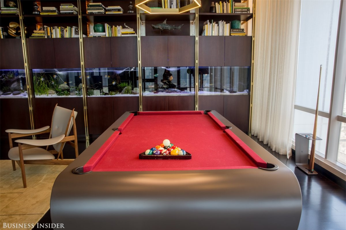  Khu vực thư viện và phòng khách là một nơi yên tĩnh để đọc sách hoặc chơi bi – a