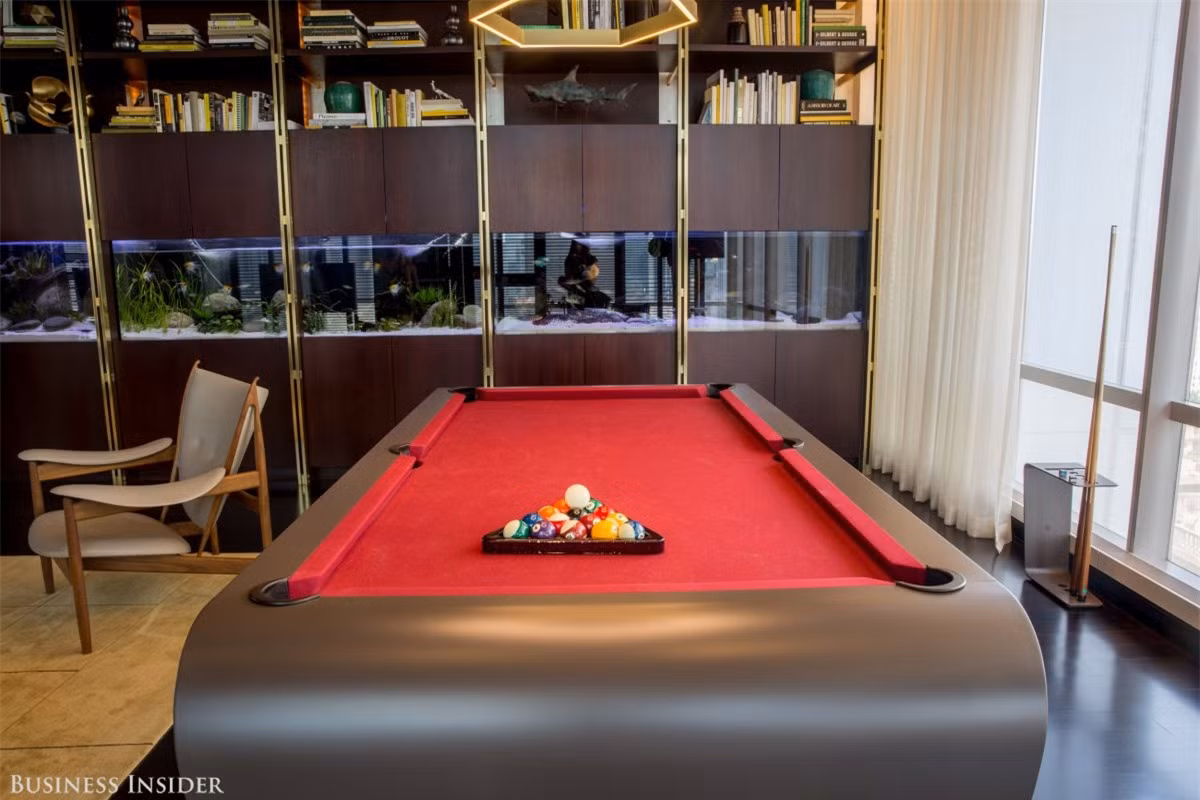  Khu vực thư viện và phòng khách là một nơi yên tĩnh để đọc sách hoặc chơi bi – a