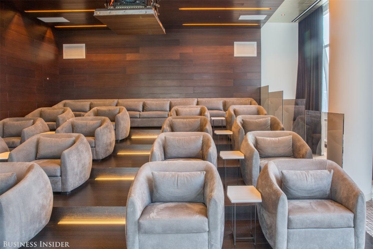  Nếu bạn muốn xem phim buổi tối cùng bạn bè thì ở đây cũng có phòng chiếu riêng phục vụ bạn bất cứ lúc nào.