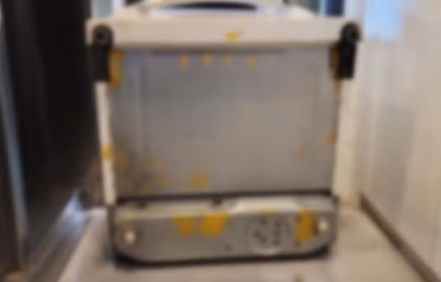 Mua chiec tu lanh cu, soc khi phat hien 2 ty dong giau ben duoi