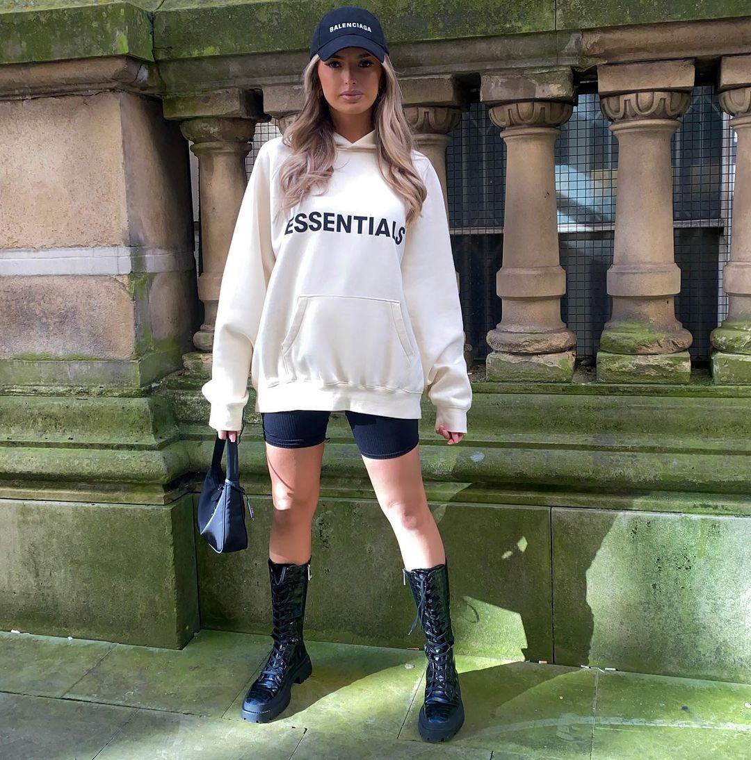 Nàng WAGs của tuyển Anh có gu thời trang thời thường, sành điệu. Sau nhiều năm làm việc trong lĩnh vực này Attwood tự sắm cho mình bộ sưu tập quần áo, túi xách, giày dép đắt tiền.