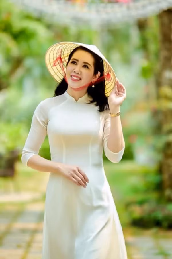 Á hậu 1 Hoa hậu Việt Nam 1992 - Vi Thị Đông hiện đã 46 tuổi nhưng vẫn còn hoạt động trong ngành hàng không. Khi lần đầu nhìn thấy cô, nhà thơ Dương Kỳ Anh (khi ấy là Trưởng ban tổ chức cuộc thi) đã thốt lên: "Hoa hậu đây rồi" .