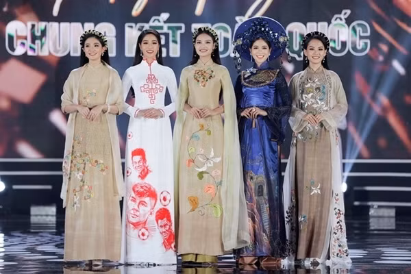 Vân Ly (thứ hai từ trái qua) lọt top 5 phần thi Người đẹp nhân ái và lọt vào top 10 chung cuộc.