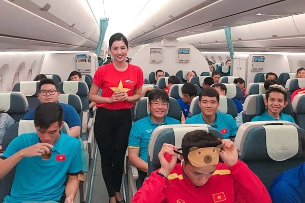 Ngọc Linh là tiếp viên trong chuyến bay đón đội tuyển U23 Việt Nam về nước.