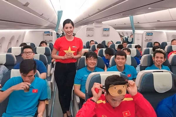 Ngọc Linh là tiếp viên trong chuyến bay đón đội tuyển U23 Việt Nam về nước.