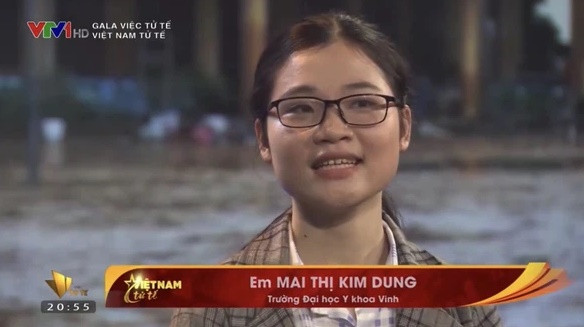 Co be ngoi khoc ben dong sach trong tran lu 10 nam truoc gio ra sao?-Hinh-3