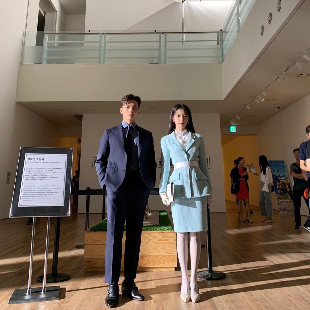  Thêm vào đó, để cân xứng với bạn diễn Yeo Jin Goo, IU phải sử dụng các mẫu giày cao gót trên 10 cm. "Em gái quốc dân" đi giày cao gót trong mọi hoàn cảnh, mọi cảnh quay. Đây cũng là bí quyết giúp đôi chân dài hơn đáng kể.