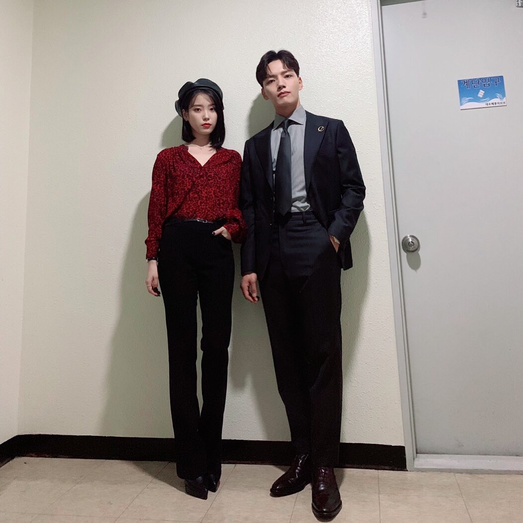 Nhận xét về thời trang của IU trong Hotel Del Luna, khán giả cho rằng người đẹp 28 tuổi biết cách ăn gian chiều cao nhờ sử dụng các item có phần cạp cao như quần lụa ống rộng, váy bút chì hoặc áo khoác có phần buộc eo cao.