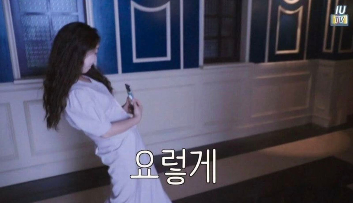 Theo video hậu trường và mô tả của trợ lý, khi chụp ảnh, người cầm máy phải chọn được khoảng cách hợp lý với mẫu ảnh, sau đó bước một chân về phía sau để lấy trọng tâm và ngả người. Khi người đã ngả về phía sau, đưa điện thoại hoặc máy ảnh xuống dưới và hất ống kính từ dưới lên trên để tạo hiệu ứng chân dài hơn mà không cần sử dụng phần mềm chỉnh ảnh.