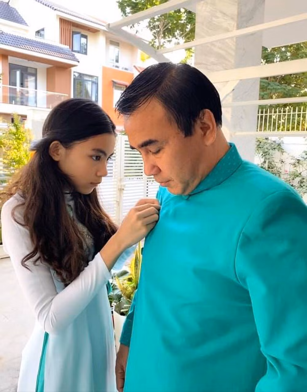 MC Quyen Linh 4 thang tu thien: Toc bac, da nhan sam, lung khom