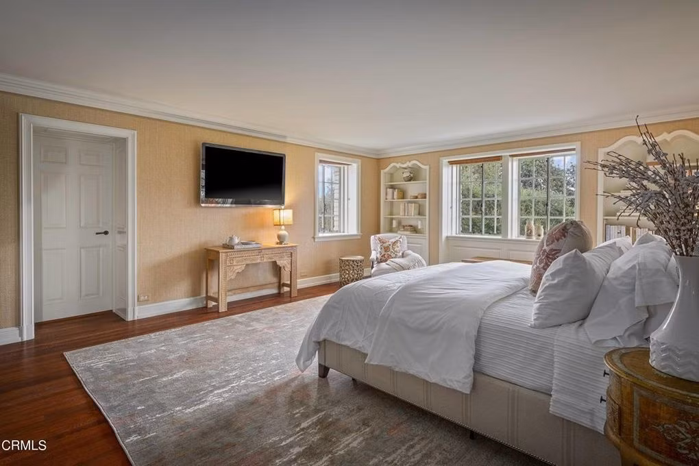 Phòng ngủ chính rộng rãi, sáng sủa, được bài trí với những nội thất trang nhã.