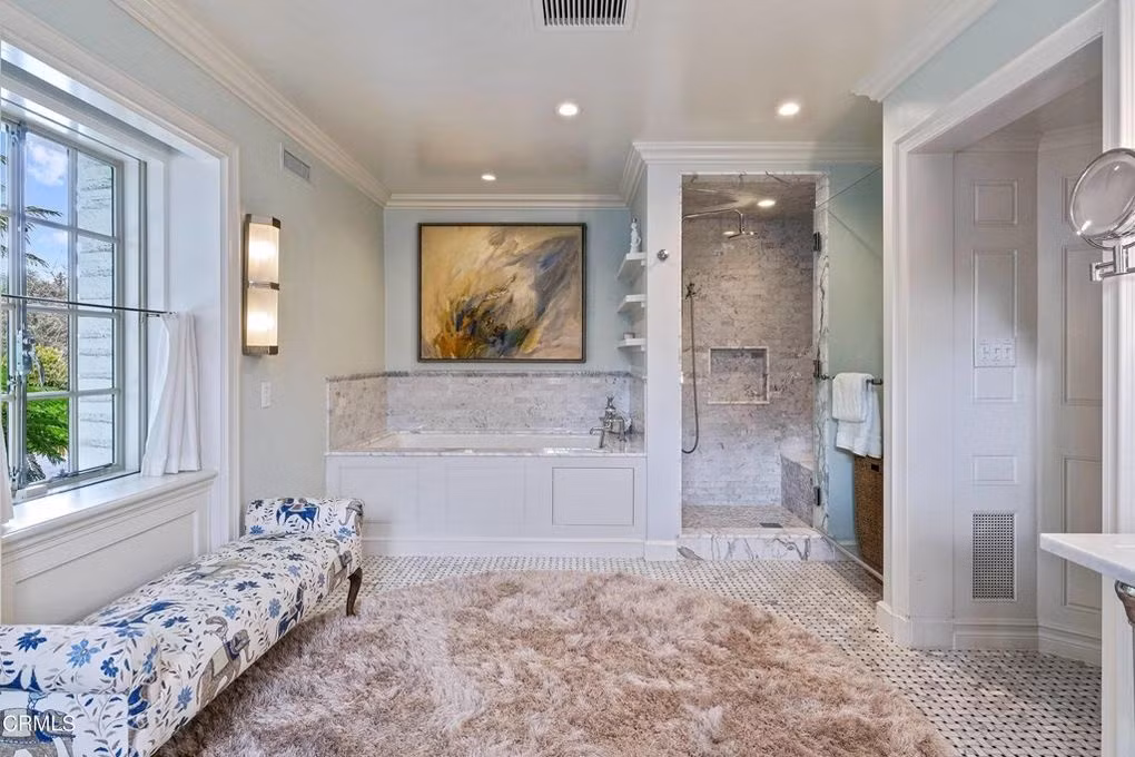 Phòng tắm chính rộng lớn, trông như một khu spa cao cấp với đầy đủ tiện nghi hiện đại.