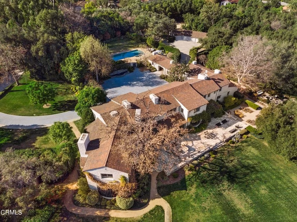 Căn biệt thự được hoàn thiện vào năm 1934, có diện tích khoảng 1.300 m2 với 8 phòng ngủ và 11 phòng tắm.