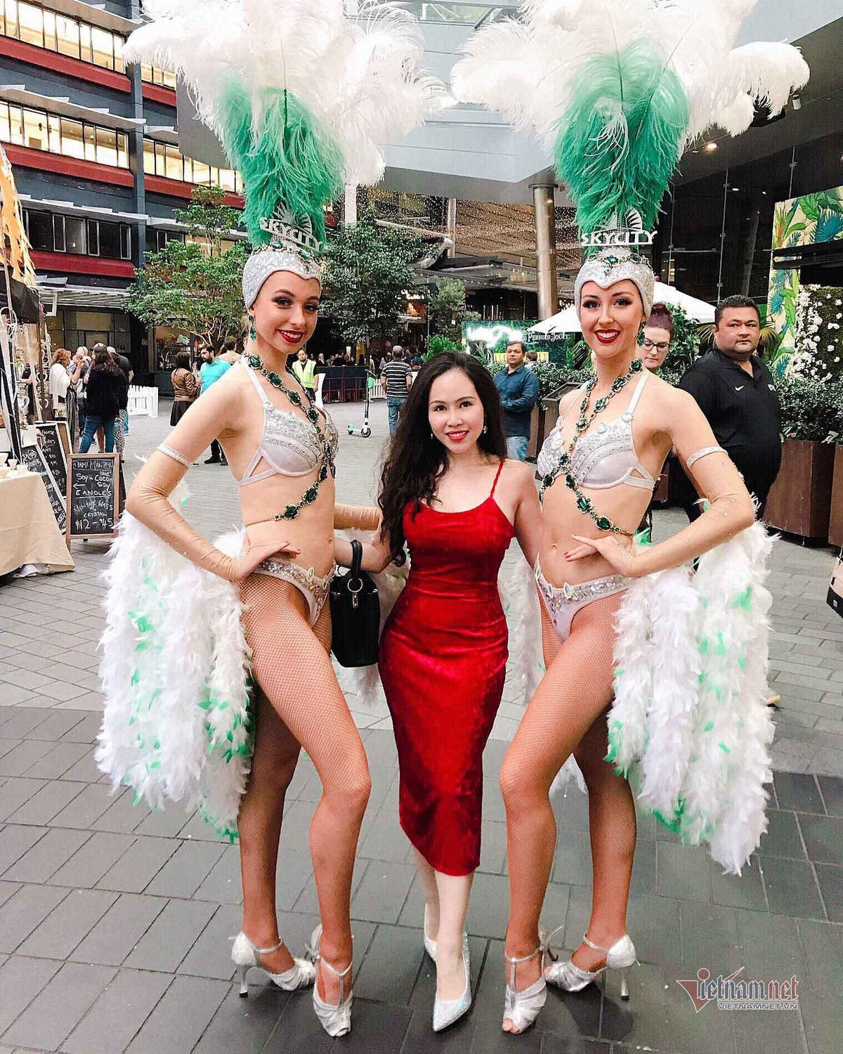 "Diễn viên lùn nhất showbiz Việt" mong sớm đoàn tụ với chồng Tây ảnh 1