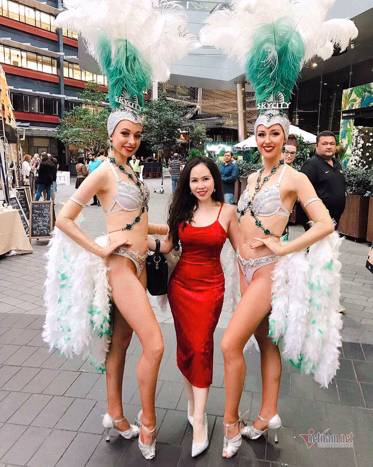 "Diễn viên lùn nhất showbiz Việt" mong sớm đoàn tụ với chồng Tây ảnh 1