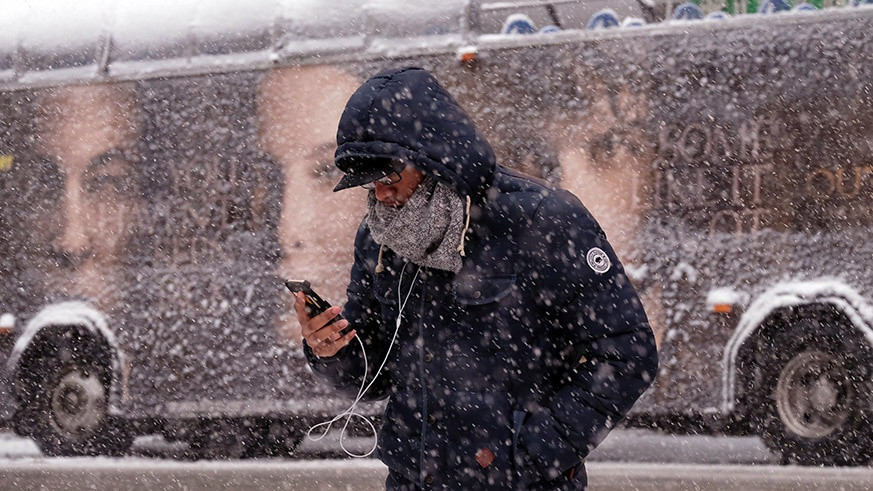  Thời tiết quá lạnh là một trong những nguyên nhân có thể ảnh hưởng đến hiệu năng iPhone. Theo MakeUseOf, thiết bị có thể hoạt động bình thường ở 0-30 độ C. Khi nhiệt độ xuống dưới mức trên, iPhone có thể hoạt động chậm hơn hoặc sập nguồn. Nếu sinh sống tại những nơi có thời tiết khắc nghiệt, người dùng nên tắt máy khi không sử dụng, hoặc mua các loại ốp lưng giúp giữ nhiệt cho điện thoại. Ảnh: AFP.