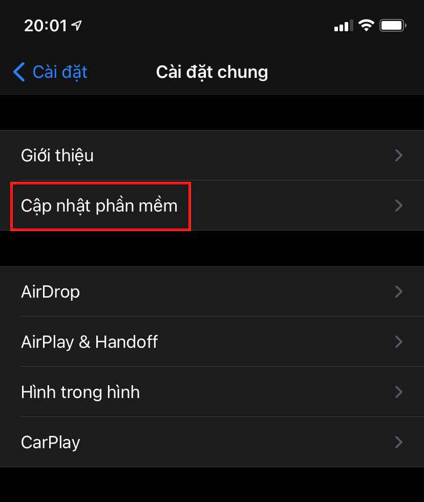 Chạy iOS cũ cũng có thể khiến iPhone hoạt động chậm, đặc biệt nếu thiết bị không còn được hỗ trợ cập nhật phần mềm. Để kiểm tra, vào Cài đặt > Cài đặt chung > Cập nhật phần mềm. Nếu có bản cập nhật, nên cài đặt sớm bởi chúng thường bao gồm nhiều tính năng mới, vá lỗi bảo mật và tối ưu hiệu năng cho máy. Người dùng có thể bật tính năng Tự động cập nhật để không phải kiểm tra, cài đặt thủ công. Ảnh: Chụp màn hình.