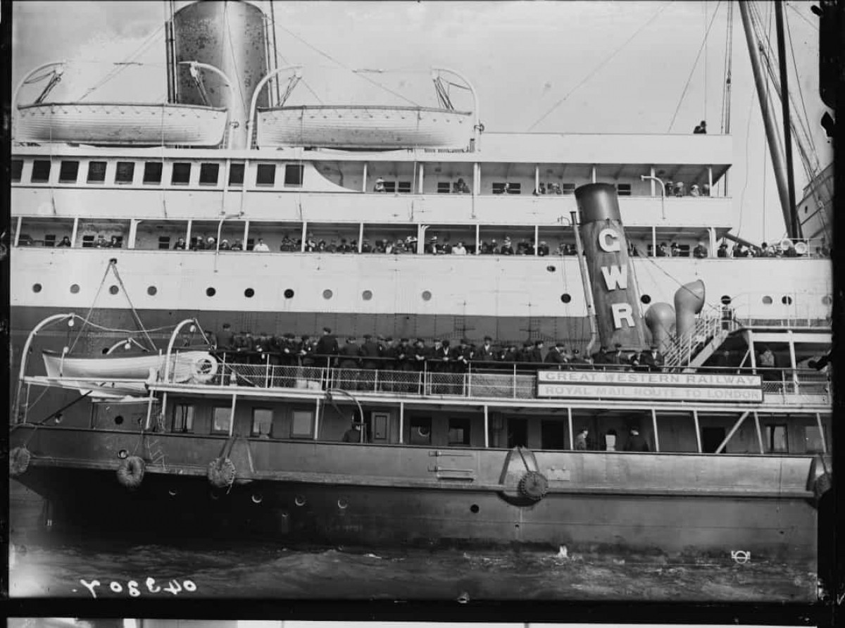 Vào năm 1898, 14 năm trước khi tàu Titanic chìm, một tác giả tên là Morgan Robertson đã viết một cuốn sách về một con tàu "không thể chìm" có tên "The Wreck of the Titan", kể về một con tàu bị chìm sau khi va chạm với một tảng băng trôi.