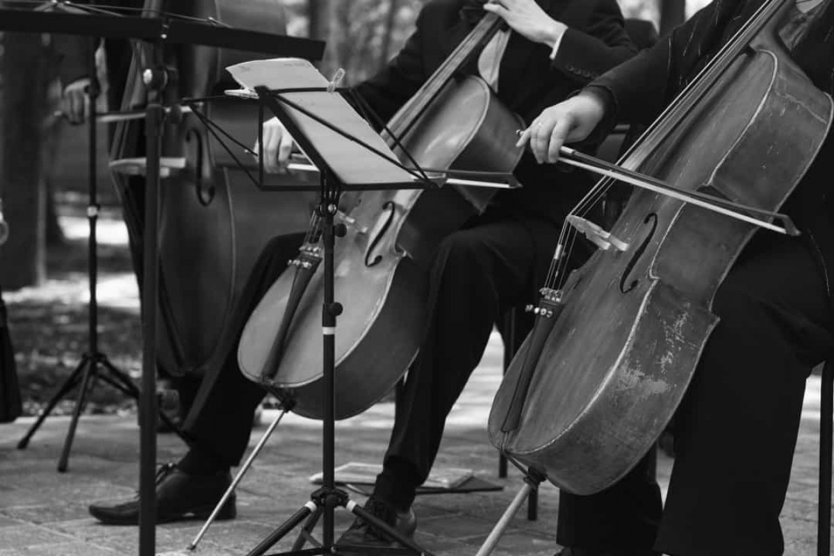 Giống như cảnh tượng được tái hiện trong phim, các nhạc công trên tàu Titanic vẫn tiếp tục chơi nhạc trong nhiều giờ cho đến khi con tàu chìm hoàn toàn.