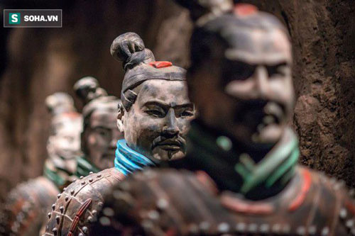 Tai sao tuong binh ma trong lang Tan Thuy Hoang khong doi mu sat?