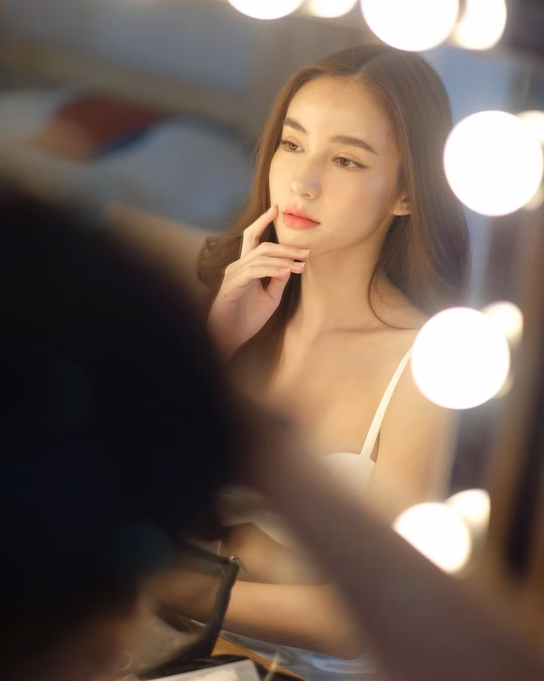 "Yoshi đang góp phần khẳng định giá trị của người chuyển giới. Cô được mời làm diễn giả cho buổi nói chuyện có chủ đề Pure Love Stop Crime, tham gia Ngày trứng gia cầm thế giới ở Bệnh viện Siriraj, đắt show sự kiện", NewTV cho biết.