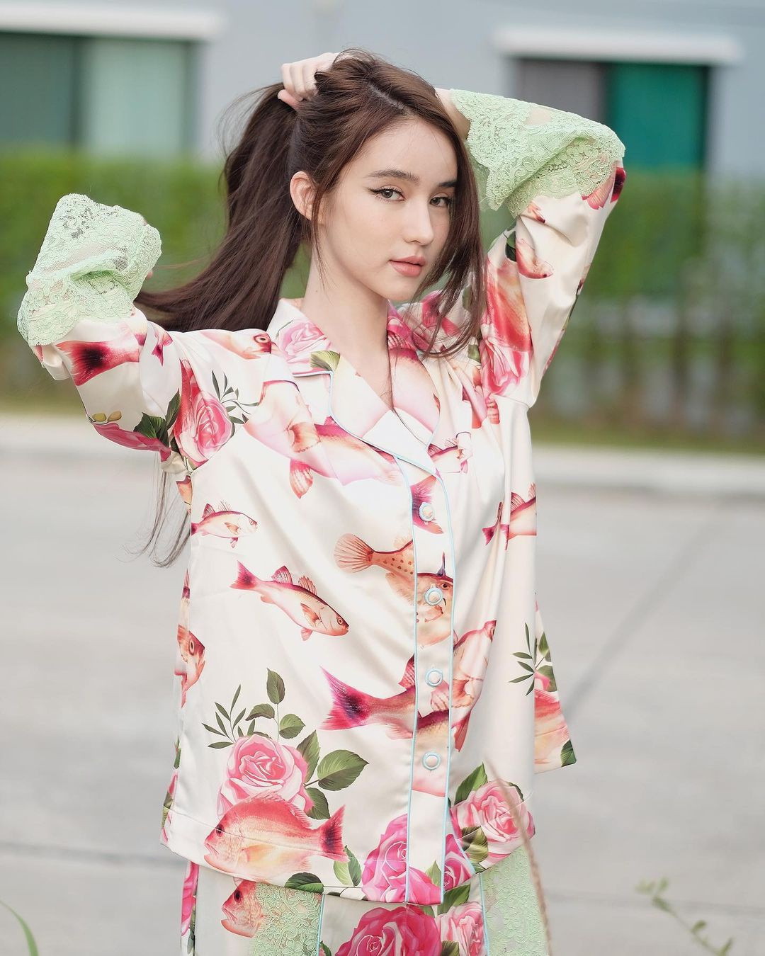 Sinh năm 1997, Yoshi Rinrada theo học khoa truyền thông, phát thanh truyền hình Đại học Bangkok, sau đó nổi tiếng nhờ những hình ảnh đẹp trên trang cá nhân. Cô từng được gọi là hot girl mạng, và đây cũng là danh xưng giúp Yoshi được chú ý khi bước chân vào showbiz.