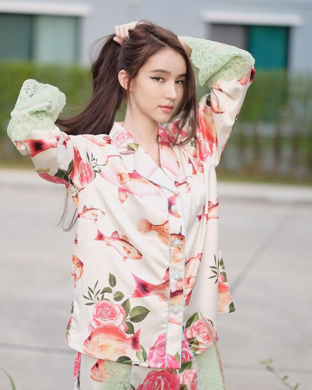 Sinh năm 1997, Yoshi Rinrada theo học khoa truyền thông, phát thanh truyền hình Đại học Bangkok, sau đó nổi tiếng nhờ những hình ảnh đẹp trên trang cá nhân. Cô từng được gọi là hot girl mạng, và đây cũng là danh xưng giúp Yoshi được chú ý khi bước chân vào showbiz.