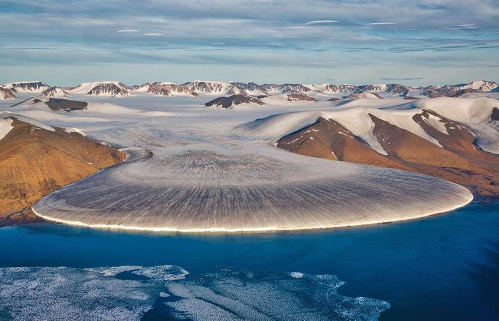  4. Greenland: Greenland là một trong những quốc gia ít được ghé thăm nhất ở châu Âu. 100.000 du khách tới Greenland trong năm 2018, ít hơn rất nhiều so với 2 triệu du khách đến Iceland cạnh đó. Điều đó nghĩa là phần lớn cảnh quan hùng vĩ của núi non và các sông băng tuyệt đẹp tại đây sẽ không có người chiêm ngưỡng.