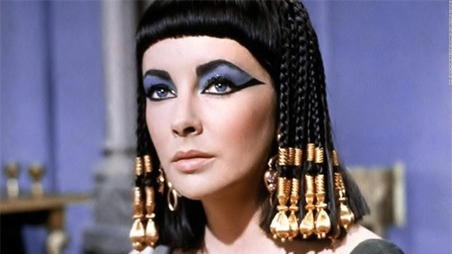 ##sc### Cleopatra học âm nhạc từ cha: Cha của Cleopatra, đức vua Ptolemy XII là người say mê âm nhạc nhiều hơn là cai trị đất nước. Ông thường xuyên ca hát, nhảy múa trong các lễ kỷ niệm chiến công, đặc biệt là lễ hội của thần Dionysus. Ptolemy XII cũng là người truyền tình yêu âm nhạc đến cho con gái Cleopatra.