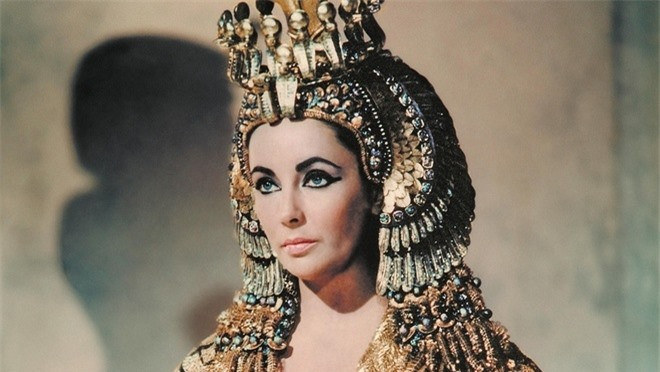 ##sc### Cleopatra có stylist riêng: Nữ hoàng Ai Cập quyến rũ có riêng cho mình stylist tên là Eiras. Chính bà cũng là người đã sáng tạo nên đường kẻ mắt nổi tiếng của Cleopatra. Cả hai có mối quan hệ bạn bè tâm giao, Eiras là người bên cạnh Cleopatra trong trận đánh Actium và vị nữ hoàng nổi tiếng cũng tự sát trong vòng tay bà. 