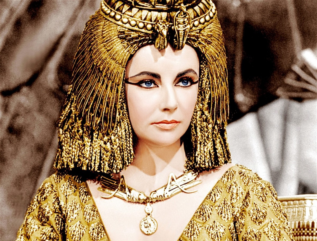 ##sc### Cleopatra là một người yêu thích đọc sách: Tác giả mà nữ hoàng Ai Cập thần tượng là Homer, bà dành nhiều thời gian cho việc đọc lẫn nghiên cứu sách. Vì thường xuyên vùi mình trong thư viện mà Cleopatra cũng học được tiếng Ai Cập - một điều hiếm thấy ở các đời vua Ptolemaic vốn chỉ biết tiếng Hy Lạp.