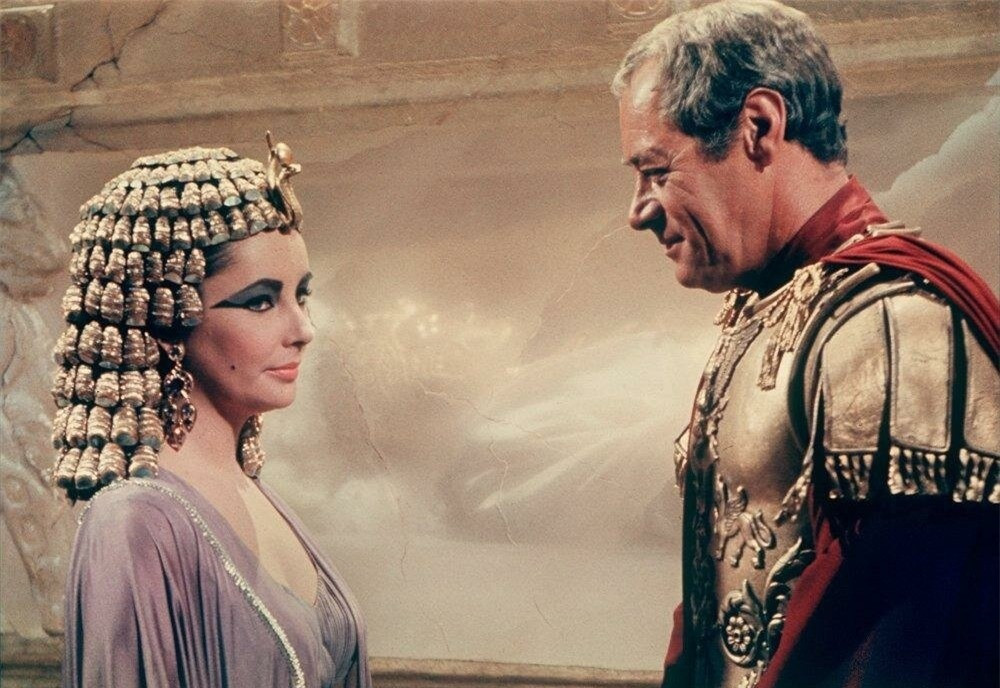 ##sc### Cleopatra chinh phục Caesar bằng giọng nói: Nhà nghiên cứu Alberto Angela giải thích rằng Caesar đã phải lòng Cleopatra ngay từ giây phút họ gặp nhau vì ông say mê giọng nói của bà. Theo ghi chép của nhà văn người La Mã Cassius Dio: "Ngay khi Caesar nhìn và nghe thấy bà ấy, ông đã bị mê hoặc ngay lập tức".