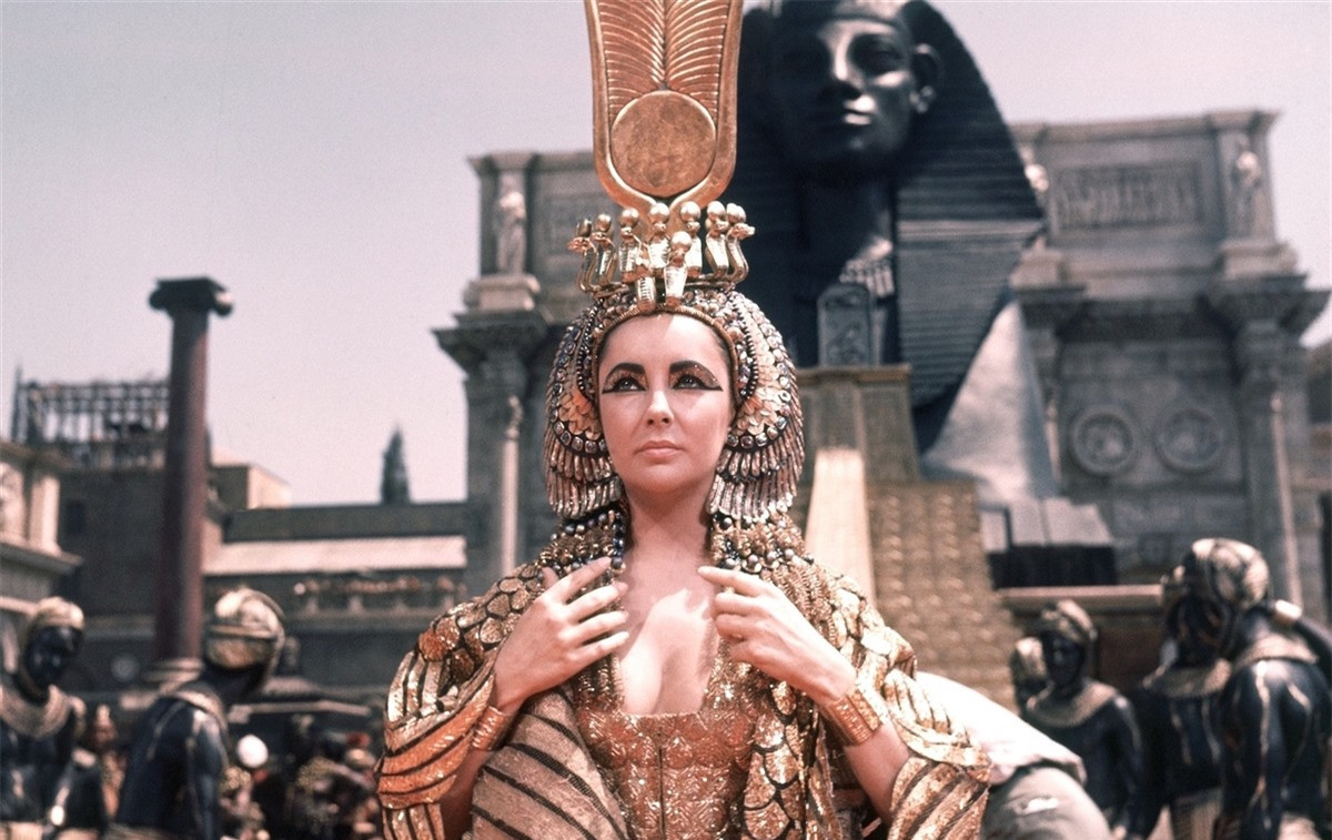 ##sc### Cleopatra không đứng đầu trong danh sách kế vị: Chị gái Berenice của Cleopatra là người đầu tiên được Ptolemy XII nhắm cho ngôi vị nữ hoàng. Tuy nhiên, Berenice đã chết trước khi kịp lên ngôi, thế nên Cleopatra được chọn làm người kế vị. Cũng bắt đầu từ đó, Cleopatra nhận sự giáo dục nghiêm khắc và thường xuyên đi khắp đất nước để tiếp xúc với dân chúng, chuẩn bị cho sự cai trị sau này.