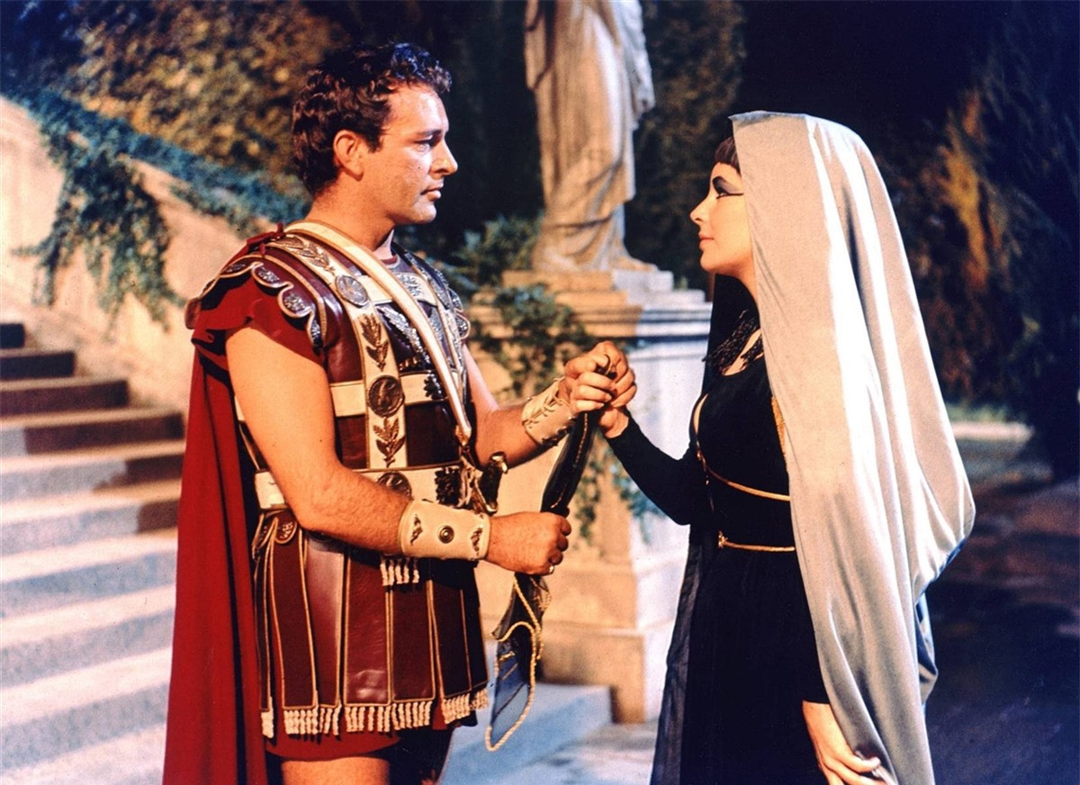 ##sc### Cleopatra quyến rũ Mark Antony bằng hương thơm: Cleopatra là một bậc thầy trong lĩnh vực điều chế hương liệu. Nếu Caesar mê mẩn Cleopatra vì giọng nói ngọt ngào thì Mark Antony lại bị hớp hồn bởi mùi hương quyến rũ. Theo ghi chép của các sử gia, ngay từ lần đầu tiên gặp gỡ, Antony đã ngơ ngẩn trước hương thơm bí ẩn và sau khi phát hiện nó đến từ Cleopatra thì đã lập tức phải lòng bà.