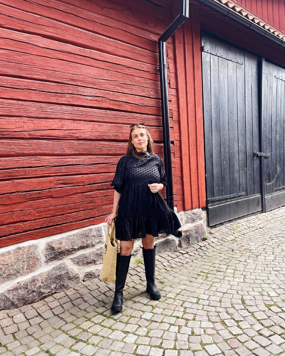 br/> Vì đang mang bầu, những bộ quần áo thoải mái được nhà thiết kế sinh năm 1993 ưa chuộng. Dù vậy, cô cũng không quên nâng cấp độ sang trọng cho vẻ ngoài bằng cách đeo thêm túi hiệu hay khoác áo blazer. Ảnh: Majanilssonlindelof.