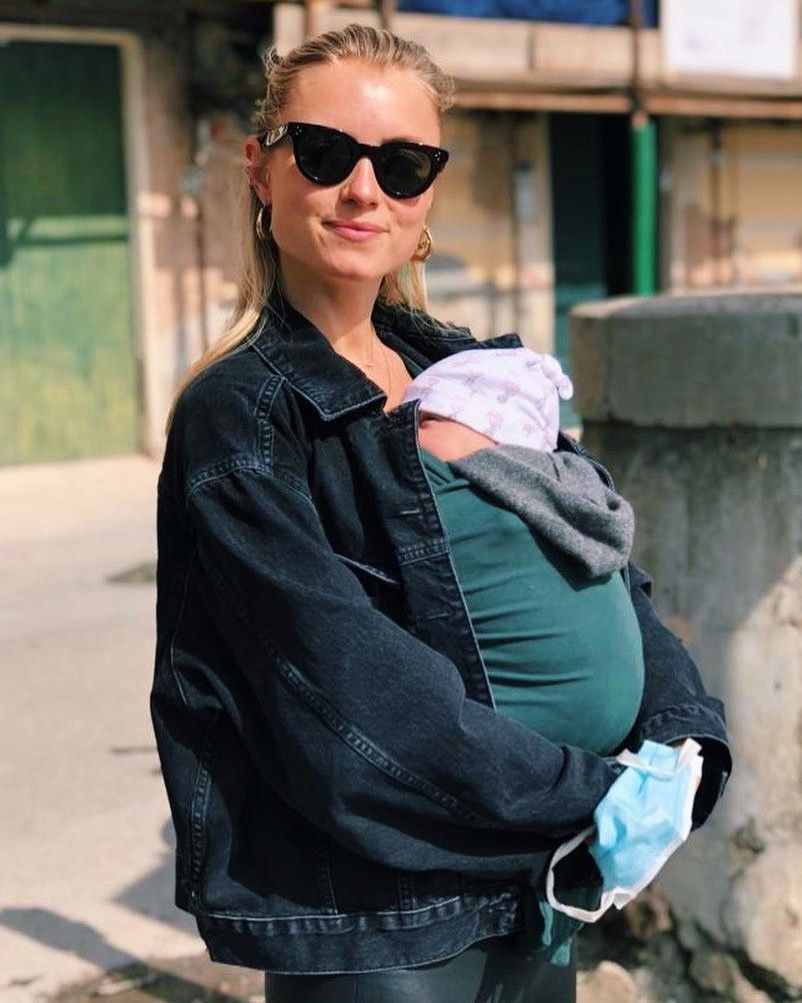  Camilla Sjödahl-Essén và cầu thủ Albin Ekdal có quãng thời gian yêu nhau khá lâu. Họ đã tổ chức lễ kỷ niệm 10 năm vào tháng 11/2017. Camilla sinh con đầu lòng vào năm 2018, con gái thứ hai vào đầu năm nay. Vì đang làm quản lý truyền thông cho một công ty Đức, phong cách của cô hướng đến sự đơn giản, sang trọng. Ảnh: Camillasjodahlessen.