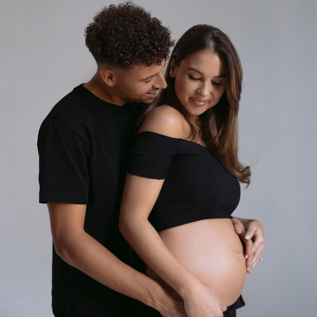 Tiền đạo Jordan Larsson đã đính hôn với Bianca Waller - người mẫu Thụy Điển. Họ đang mong chờ đứa con đầu lòng, theo Daily Star. Cả hai bắt đầu hẹn hò vào năm 2017 và có nhiều thời gian du lịch với nhau. Ảnh: Biancawaller.