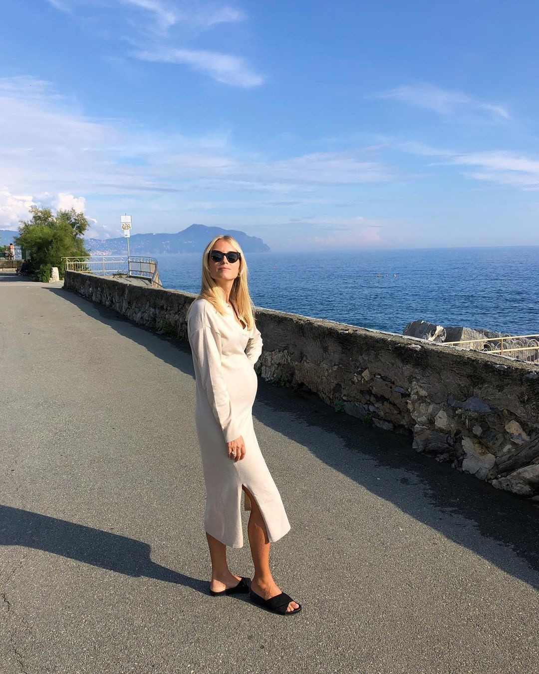 Những chiếc váy suông in họa tiết hoa hay thắt ở eo thường được Camilla ưa chuộng. Trước khi mang bầu, cô gắn liền với quần jeans nhiều hơn. Kính râm hơi hướm cổ điển là phụ kiện không thể thiếu của cô. Ảnh: Camillasjodahlessen.