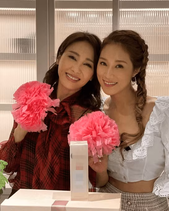 2 my nhan Hong Kong duoc thuong nong hang tram ty dong khi sinh con