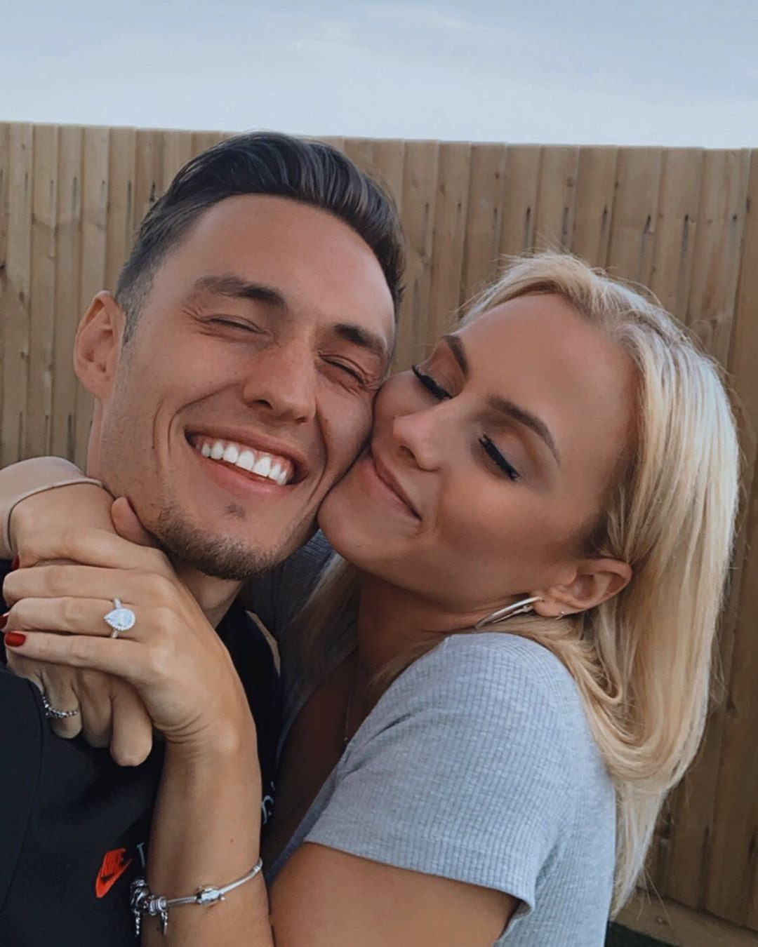 Tháng 7/2020, cầu thủ Connor Roberts thông báo cầu hôn thành công và chuẩn bị đính hôn với bạn gái Georgina Van Hoof sau nhiều năm hẹn hò. Khác với bạn trai, Georgina là người kín tiếng trên mạng xã hội. Cô giữ trang cá nhân ở chế độ riêng tư và hiếm khi đăng ảnh chụp cùng người yêu cầu thủ. Ảnh: crjroberts.