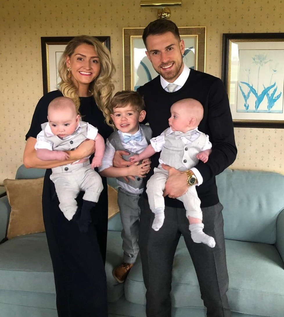 Cầu thủ Aaron Ramsey và Colleen Rowlands biết nhau từ thời thơ ấu khi cả hai đều lớn lên trong cùng một khu phố ở Caerphilly, xứ Wales. Họ hẹn hò trong nhiều năm trước khi về chung nhà vào năm 2014. Đám cưới hoành tráng được tổ chức trong vài ngày tại lâu đài Caldicot (Anh) và một số địa điểm khác quanh vùng Caribe và xứ Wales. Cặp đôi hiện có 3 con trai. Ảnh: aaronramsey.