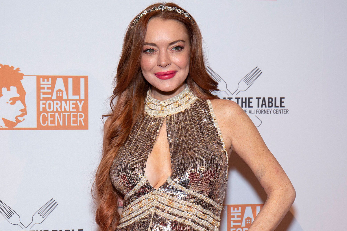  Lindsay Lohan: Sự nghiệp tuột dốc không phanh một phần cũng bởi thói ngông cuồng, không xem ai ra gì của cựu ngôi sao Disney. Ngoài việc thường xuyên đến muộn, ăn nói khó nghe với các thành viên ê-kíp phim Liz &amp; Dick, cô còn đòi hỏi phải ở phòng khách sạn xa xỉ, ăn uống toàn bào ngư vi cá và sử dụng những dịch vụ đẳng cấp nhất. Ảnh: The Sun.