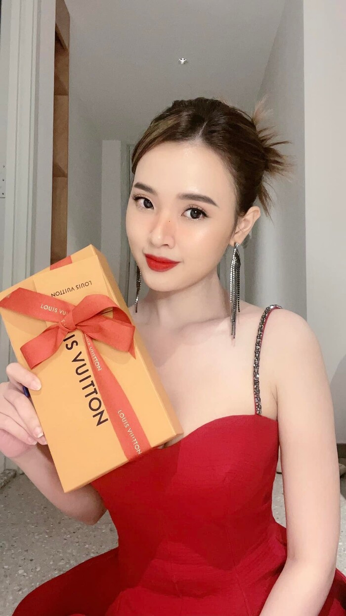 Midu khoe qua Giang sinh 