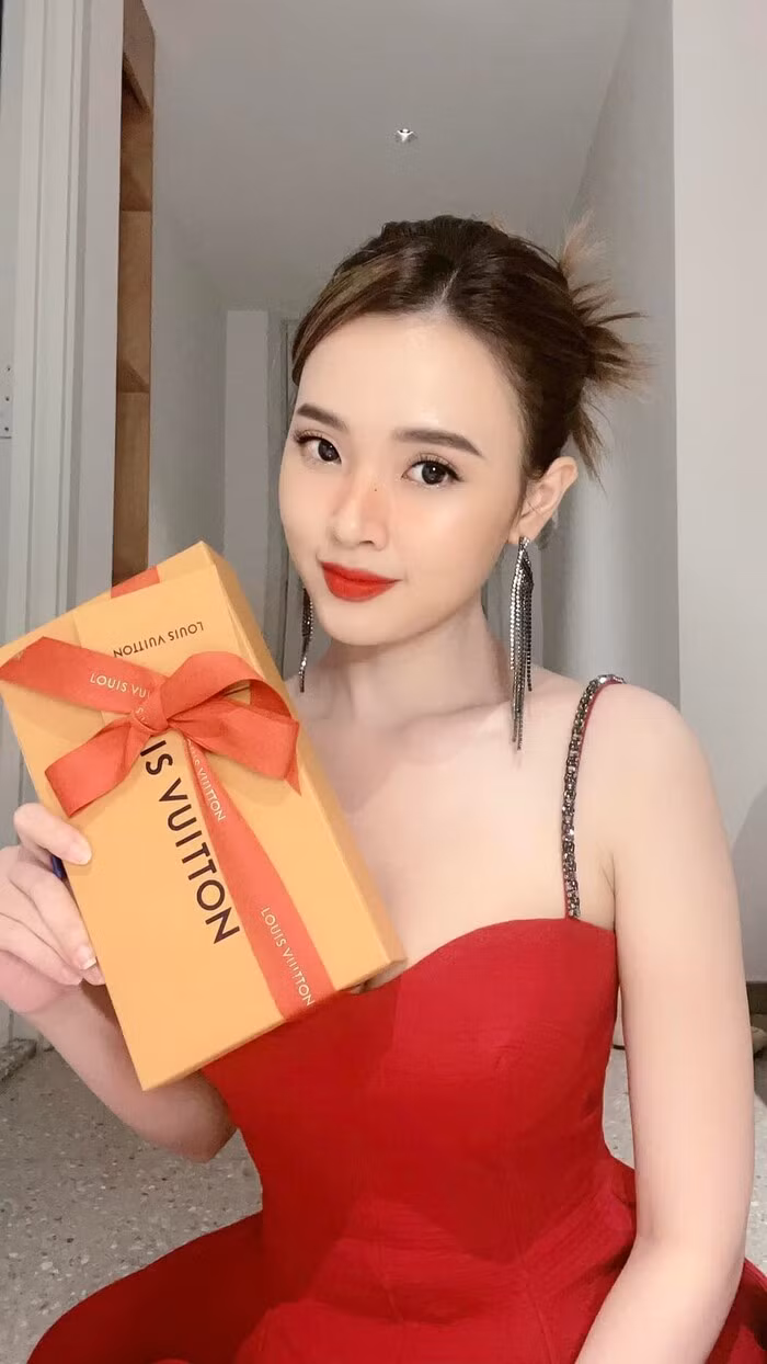 Midu khoe qua Giang sinh 