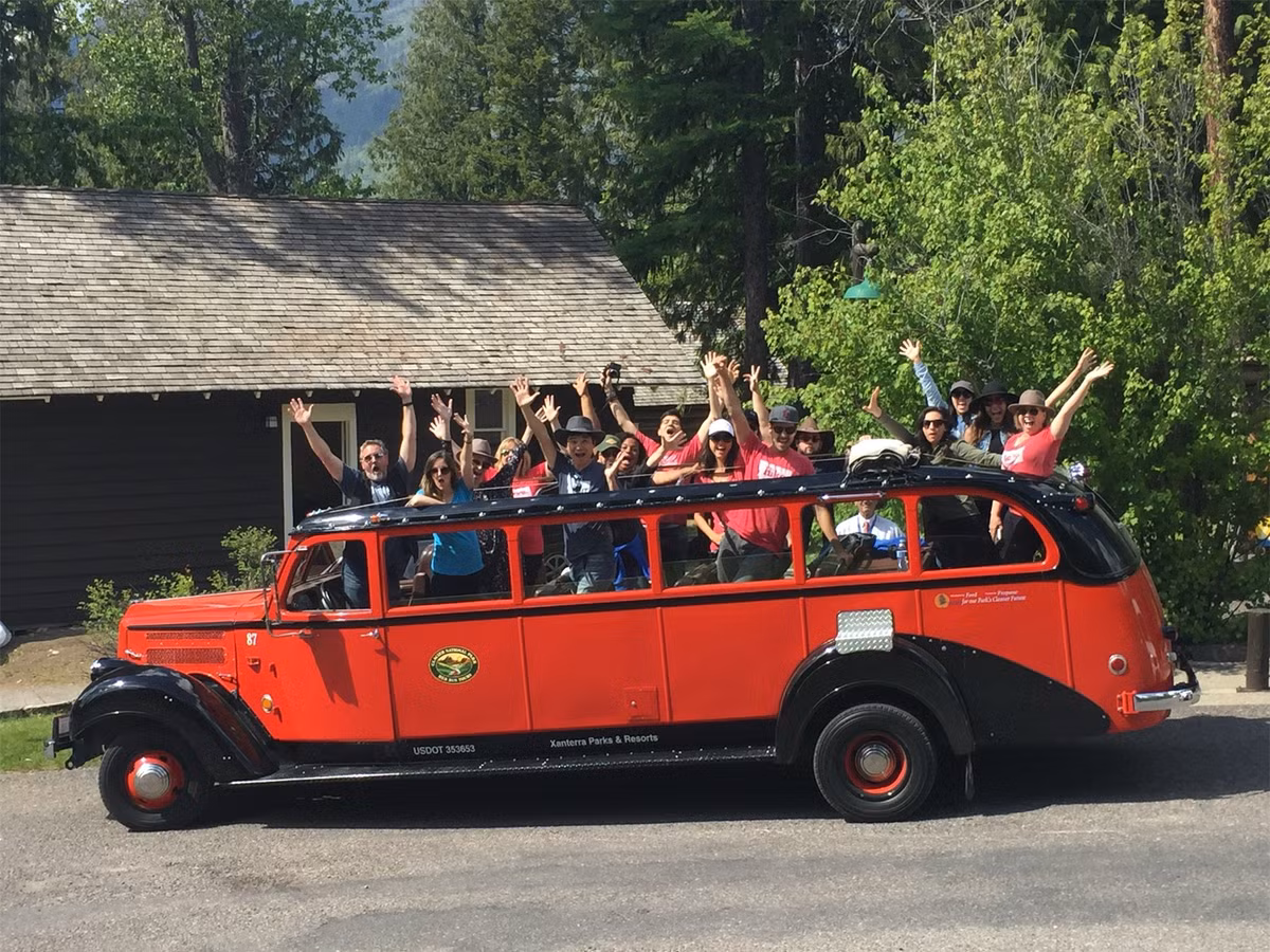 Ngoài ra, du khách có thể ngồi trên xe buýt cổ điển mang phong cách những năm 1930 để tham quan vườn quốc gia Glacier, có chi phí 50 USD. Đây được coi là địa điểm đầu tiên áp dụng hình thức xe buýt du lịch trên thế giới.