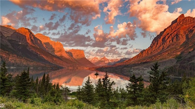 ##s###Vườn quốc gia Glacier đã đón hơn 100 triệu lượt khách ghé thăm. Trong 5 năm qua, lượng khách du lịch đến đây không ngừng tăng lên, đỉnh điểm là gần 3 triệu du khách vào năm 2016. 