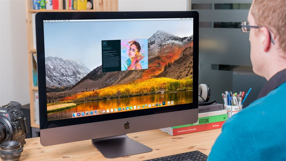 Ra mắt năm 2017, iMac Pro là máy tính all-in-one mạnh mẽ, dành cho nhu cầu chỉnh sửa ảnh, biên tập phim chuyên nghiệp và lập trình phần mềm. Phiên bản tiêu chuẩn của iMac Pro có giá 5.000 USD, tùy chọn mạnh nhất là 13.199 USD. Vào tháng 3, Apple đã ngừng bán model này, chưa rõ có bản nâng cấp hay không. Ảnh: Tech Advisor.