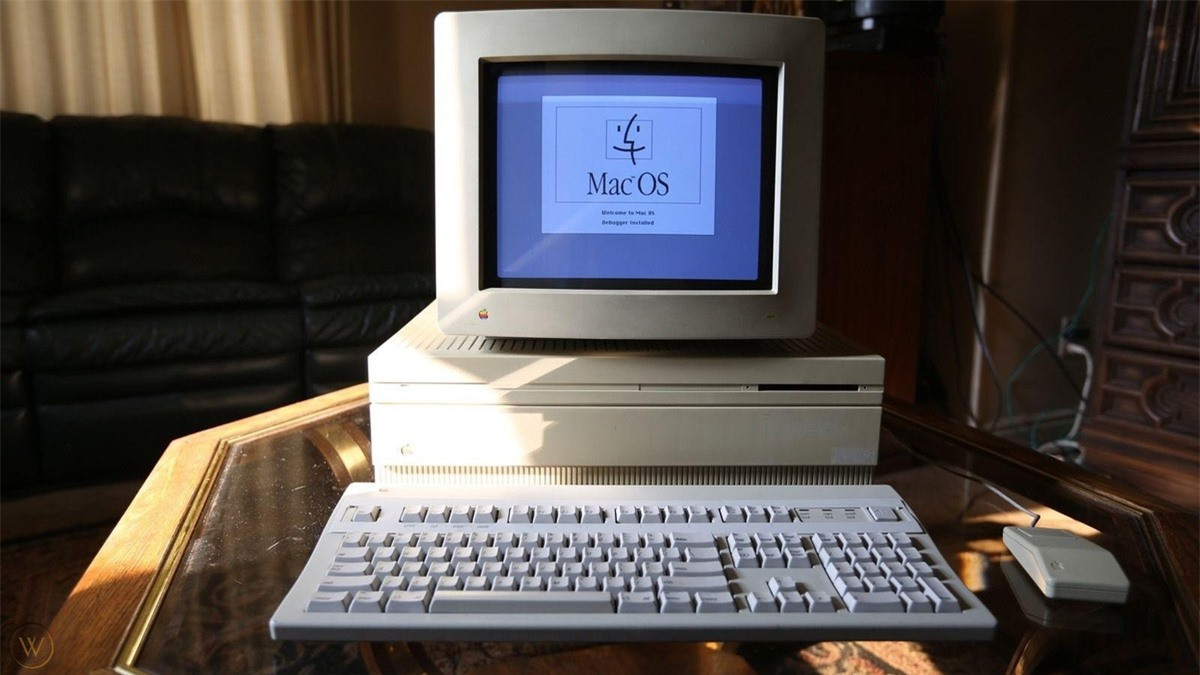 Trước khi ra mắt Macintosh IIfx, Apple đã có kinh nghiệm sản xuất máy tính 14 năm, ra mắt 15 model khác nhau. Táo khuyết nói rằng IIfx là máy tính siêu nhanh, có thể ảnh hưởng đến thị trường máy tính văn phòng. Tuy nhiên, IIfx bị đánh giá kém hơn nhiều máy tính cùng thời điểm. Ý tưởng bán cho giới văn phòng khiến Apple định giá Iifx ở mức 9.780 USD. Ảnh: WorthPoint.