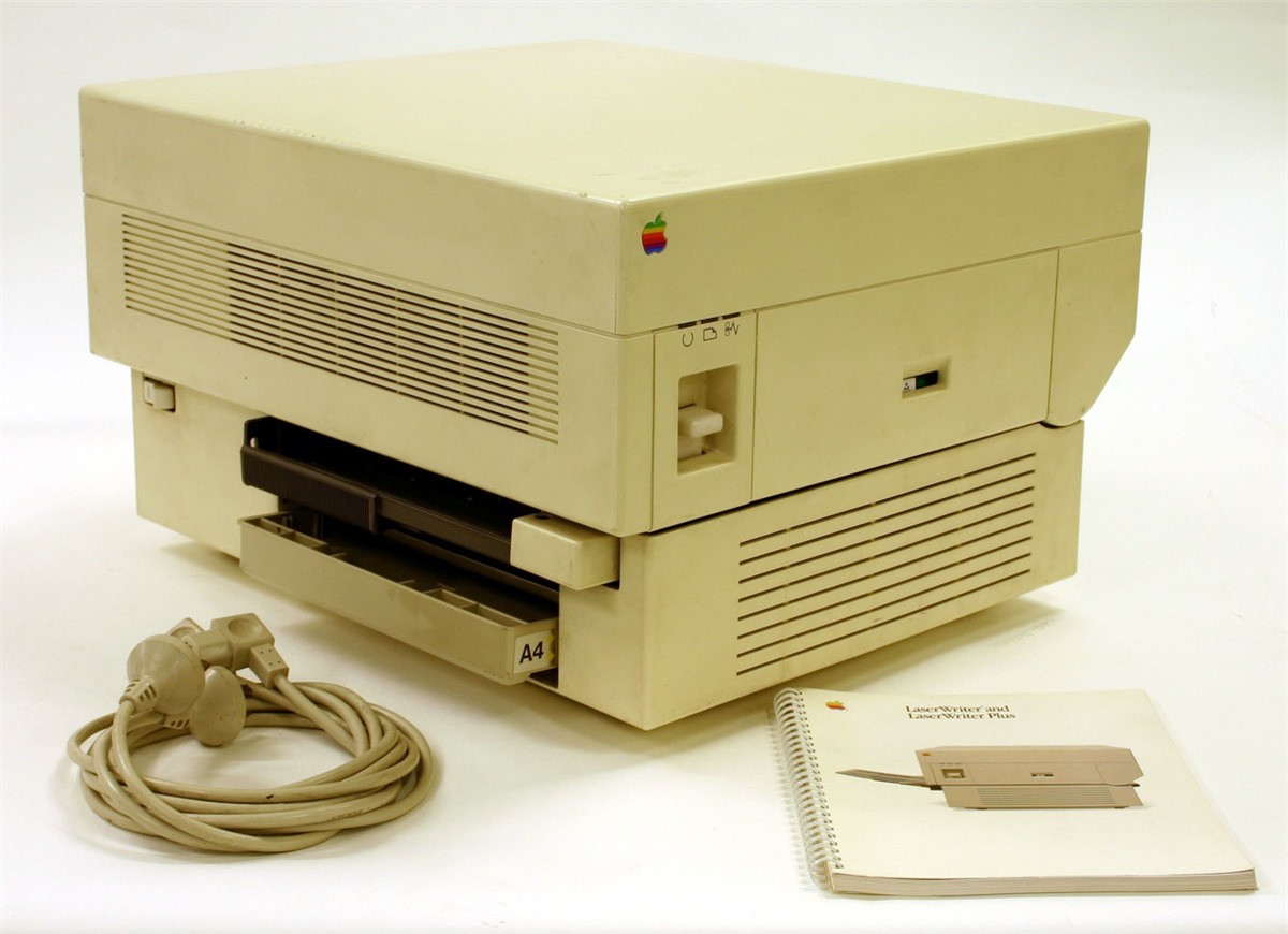 LaserWriter là mẫu máy in được ra mắt năm 1985, có thể sử dụng chung bởi hơn 12 máy tính Macintosh khác nhau. Giá bán 7.000 USD (tương đương 16.000 USD theo tỷ giá hiện nay) của LaserWriter không quá đắt so với các doanh nghiệp trang bị hệ thống Macintosh. Đây cũng là một trong những máy in laser đầu tiên bán ra thị trường. Ảnh: Museums Victoria Collections.