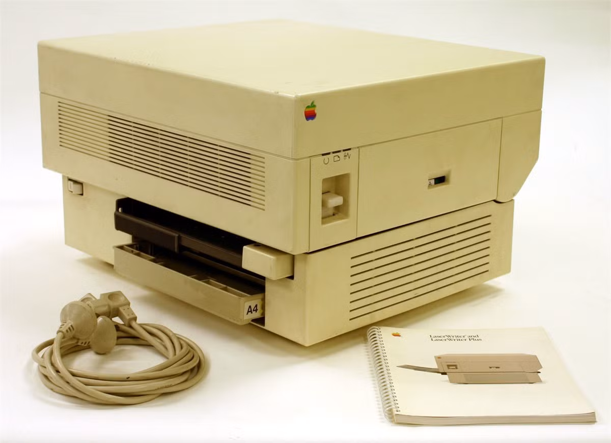 LaserWriter là mẫu máy in được ra mắt năm 1985, có thể sử dụng chung bởi hơn 12 máy tính Macintosh khác nhau. Giá bán 7.000 USD (tương đương 16.000 USD theo tỷ giá hiện nay) của LaserWriter không quá đắt so với các doanh nghiệp trang bị hệ thống Macintosh. Đây cũng là một trong những máy in laser đầu tiên bán ra thị trường. Ảnh: Museums Victoria Collections.
